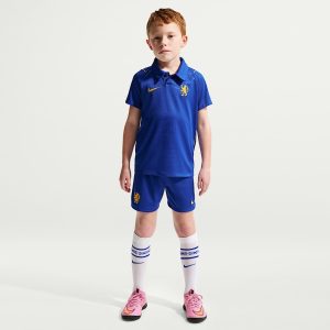 Equipación completa de la primera equipación para niños del Chelsea FC 2026. Incluye camiseta y pantalón oficiales del club.