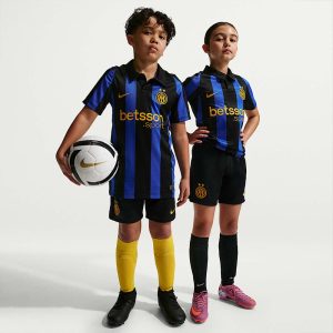 Primera equipación para niños del Inter de Milán temporada 2026/27. Conjunto oficial con camiseta y pantalón corto.