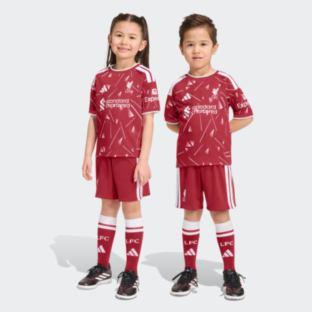 EQUIPACIÓN NIÑOS LIVERPOOL 26/27 1 Primera equipación de fútbol del Liverpool para niños temporada 26/27. Conjunto de camiseta y pantalón cortos rojos.