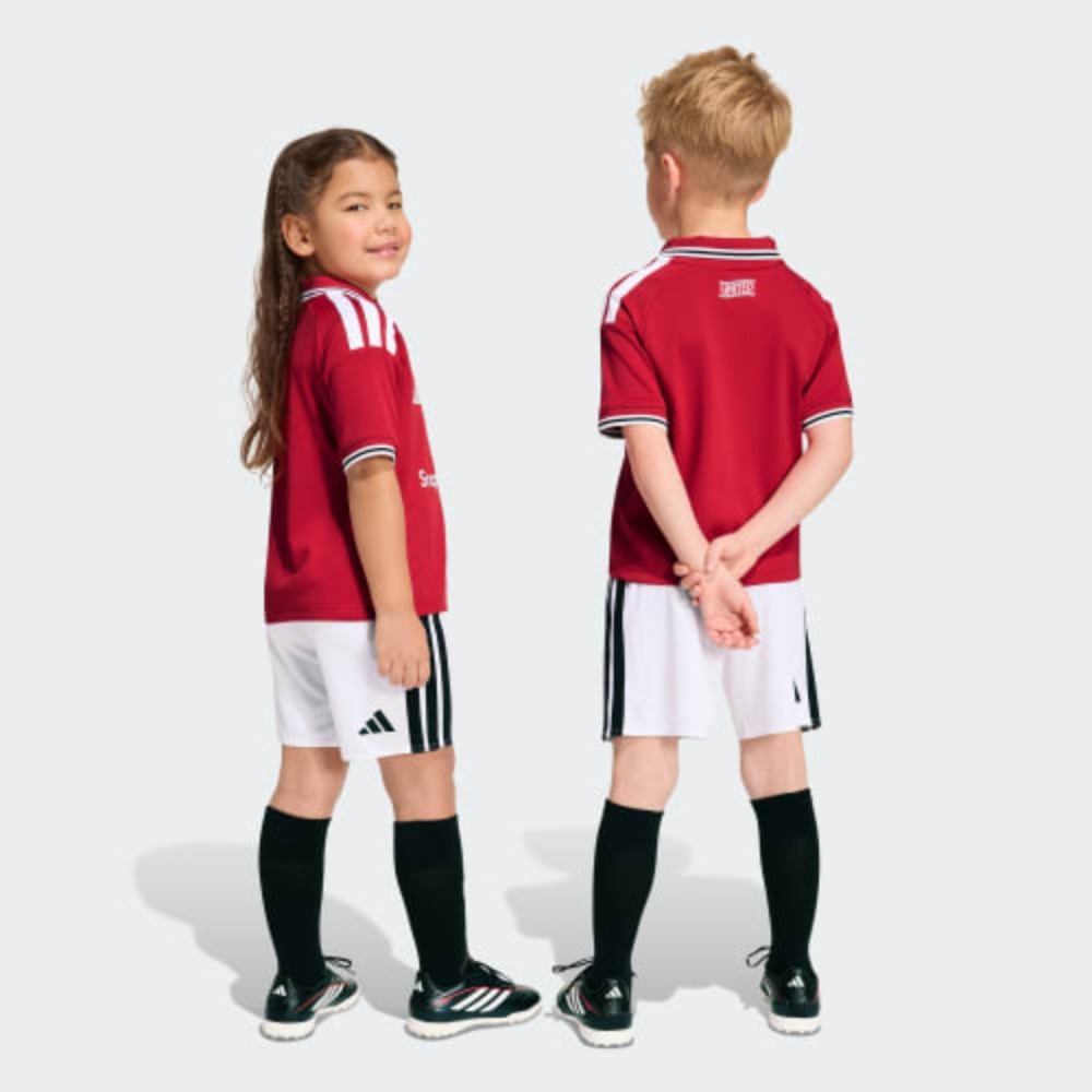 EQUIPACIÓN NIÑOS MANCHESTER UNITED 26/27 2 Primera equipación de fútbol del Manchester United 26/27 para niños. Conjunto oficial de camiseta y pantalón corto para los más pequeños.