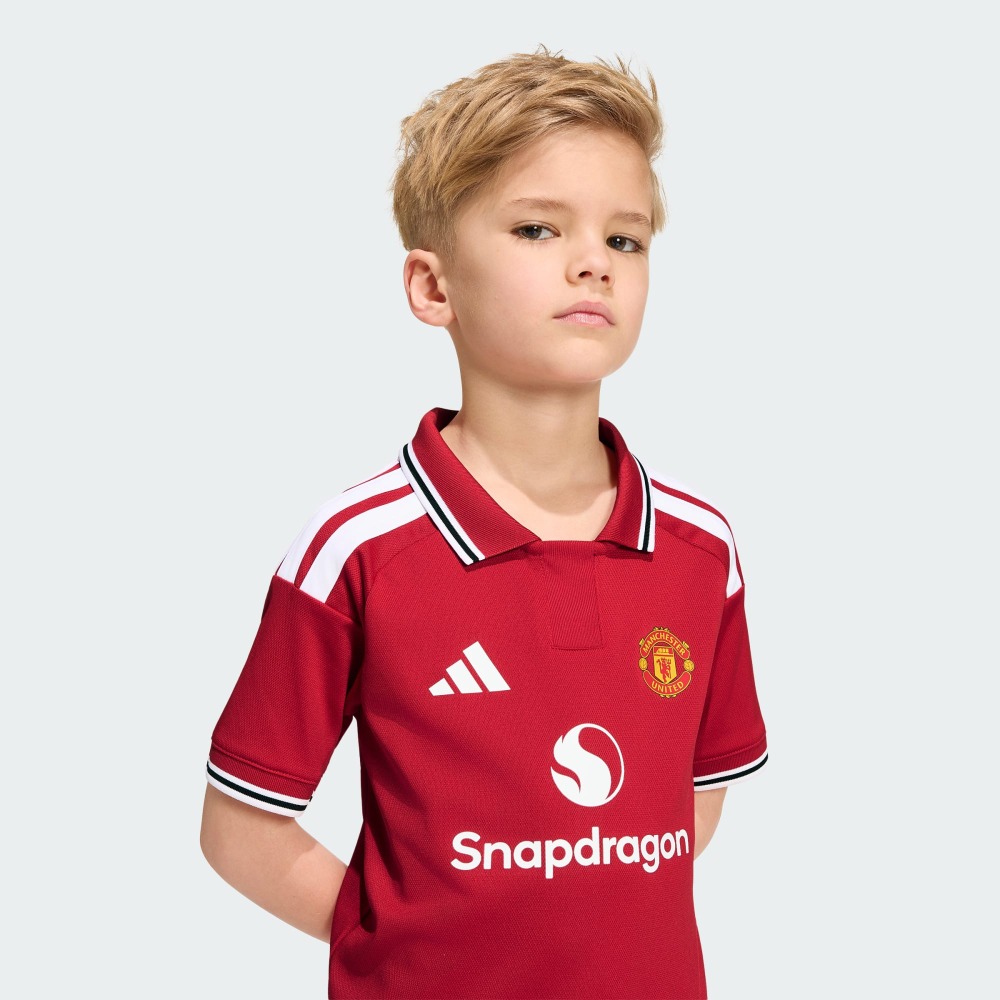 EQUIPACIÓN NIÑOS MANCHESTER UNITED 26/27 13 Primera equipación de fútbol del Manchester United 26/27 para niños. Conjunto oficial de camiseta y pantalón corto para los más pequeños.