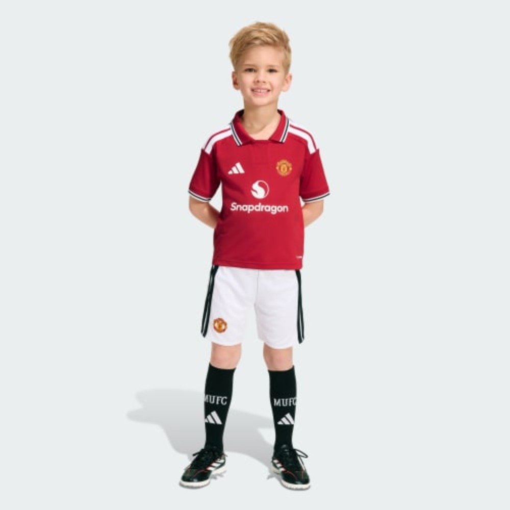 EQUIPACIÓN NIÑOS MANCHESTER UNITED 26/27 3 Primera equipación de fútbol del Manchester United 26/27 para niños. Conjunto oficial de camiseta y pantalón corto para los más pequeños.