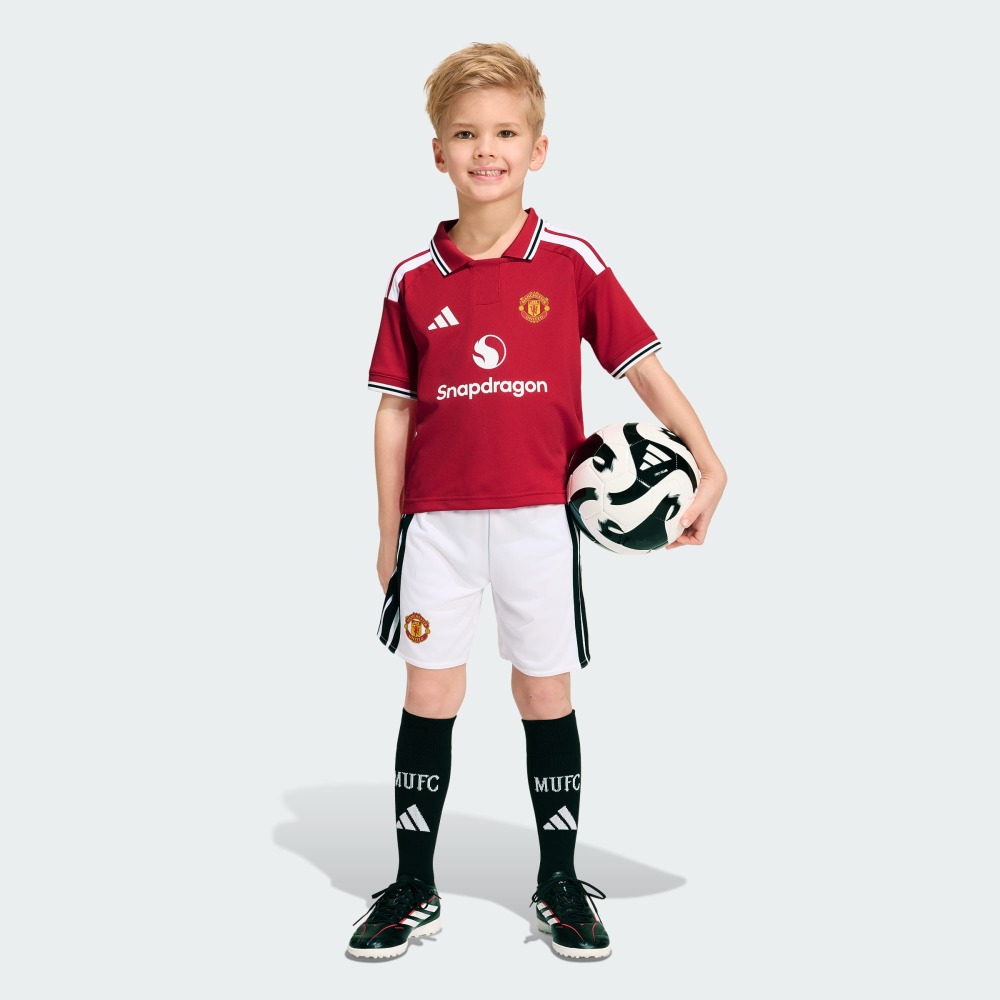 EQUIPACIÓN NIÑOS MANCHESTER UNITED 26/27 5 Primera equipación de fútbol del Manchester United 26/27 para niños. Conjunto oficial de camiseta y pantalón corto para los más pequeños.