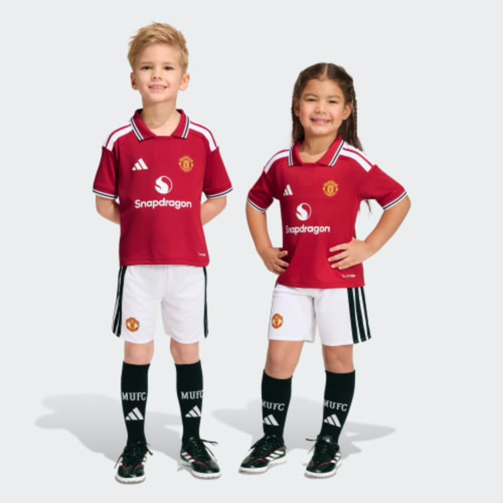 EQUIPACIÓN NIÑOS MANCHESTER UNITED 26/27 1 Primera equipación de fútbol del Manchester United 26/27 para niños. Conjunto oficial de camiseta y pantalón corto para los más pequeños.