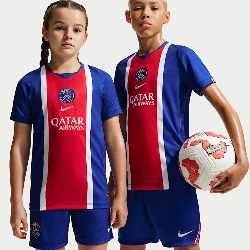 Equipación Niños Paris Saint-Germain 26/27 1 Equipación primera de niños del Paris Saint-Germain para la temporada 2026-2027. Camiseta y pantalón corto oficiales.