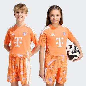 Equipación de portero para niños del Bayer Munich temporada 2026-2027. Uniforme oficial para los más pequeños guardametas.