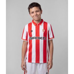 Primera equipación del Real Sporting de Gijón para niños, temporada 2026/2027. Conjunto oficial de camiseta y pantalón.