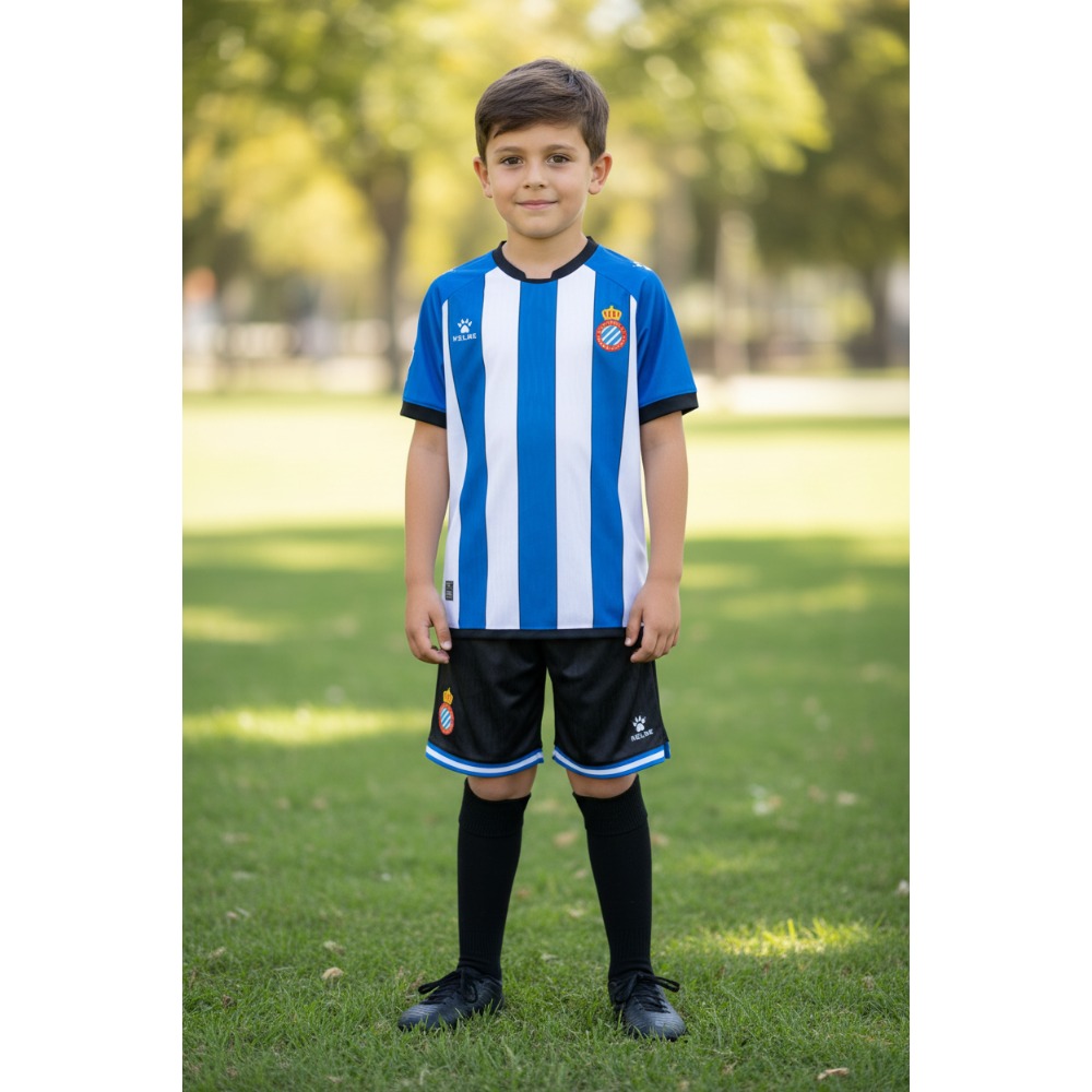 1ª Equipación Espanyol Niño 26/27 1 Primera equipación oficial del RCD Espanyol para niño de la temporada 2026-2027. Camiseta y pantalón blanquiazules.