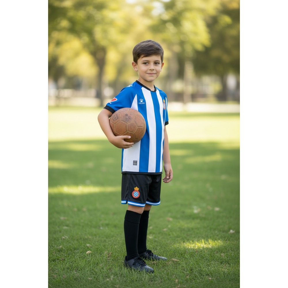 1ª Equipación Espanyol Niño 26/27 2 Primera equipación oficial del RCD Espanyol para niño de la temporada 2026-2027. Camiseta y pantalón blanquiazules.