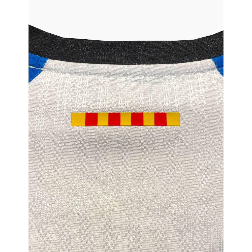 1ª Equipación Espanyol Niño 26/27 7 Primera equipación oficial del RCD Espanyol para niño de la temporada 26/27. Kit completo de camiseta y pantalón blanquiazul.