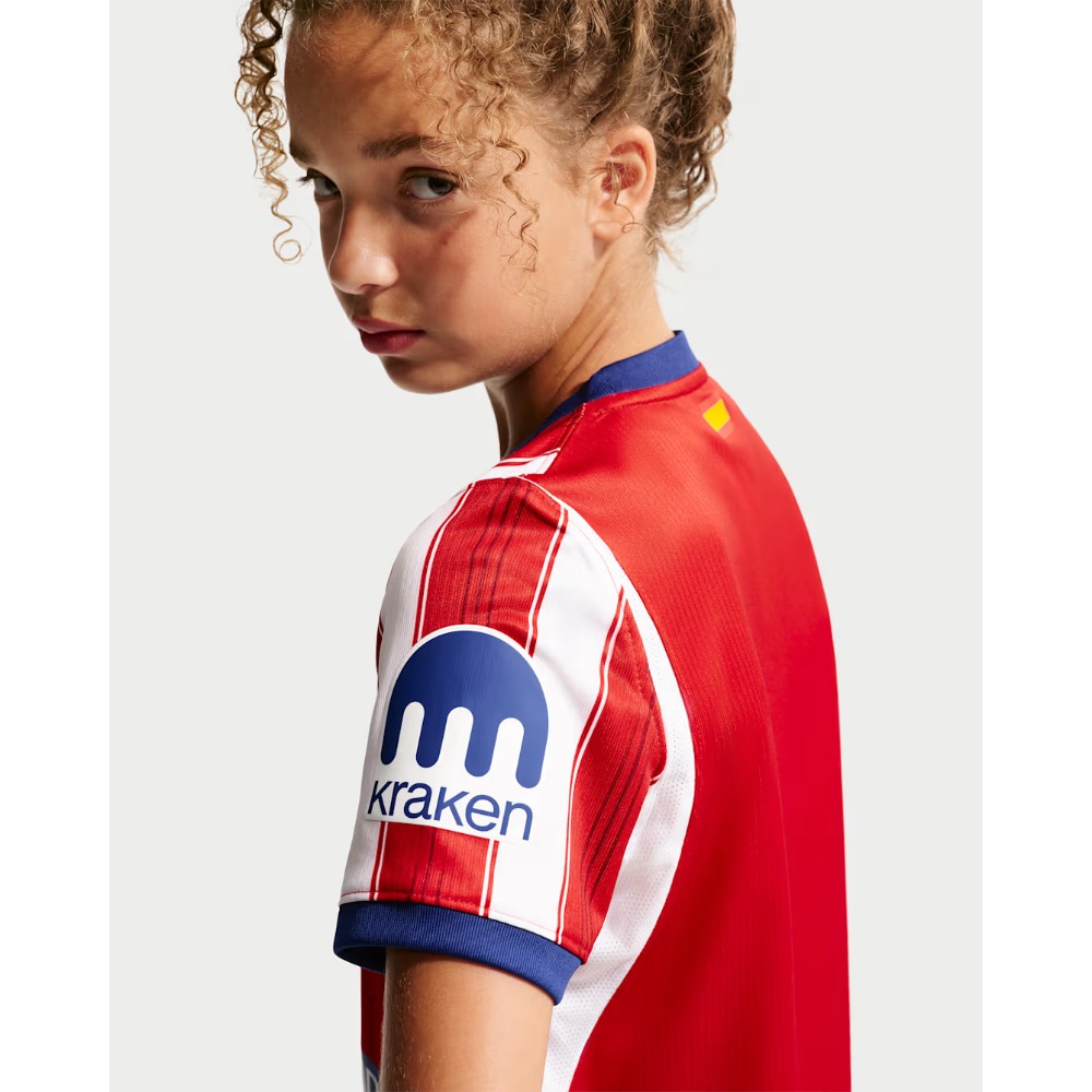 1ª Equipación Niños Atlético de Madrid 2027 2 1ª Equipación de niño del Atlético de Madrid 2027. Conjunto de camiseta y pantalón oficiales del club rojiblanco.