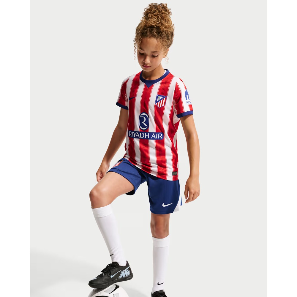 1ª Equipación Niños Atlético de Madrid 2027 3 1ª Equipación de niño del Atlético de Madrid 2027. Conjunto de camiseta y pantalón oficiales del club rojiblanco.