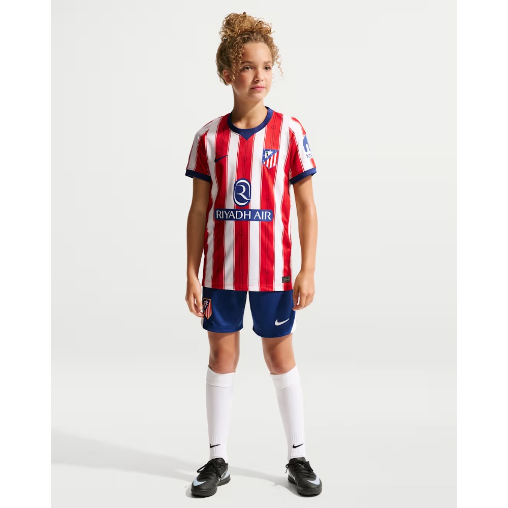 1ª Equipación Niños Atlético de Madrid 2027 4 1ª Equipación de niño del Atlético de Madrid 2027. Conjunto de camiseta y pantalón oficiales del club rojiblanco.