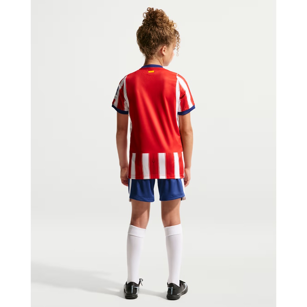 1ª Equipación Niños Atlético de Madrid 2027 5 1ª Equipación de niño del Atlético de Madrid 2027. Conjunto de camiseta y pantalón oficiales del club rojiblanco.