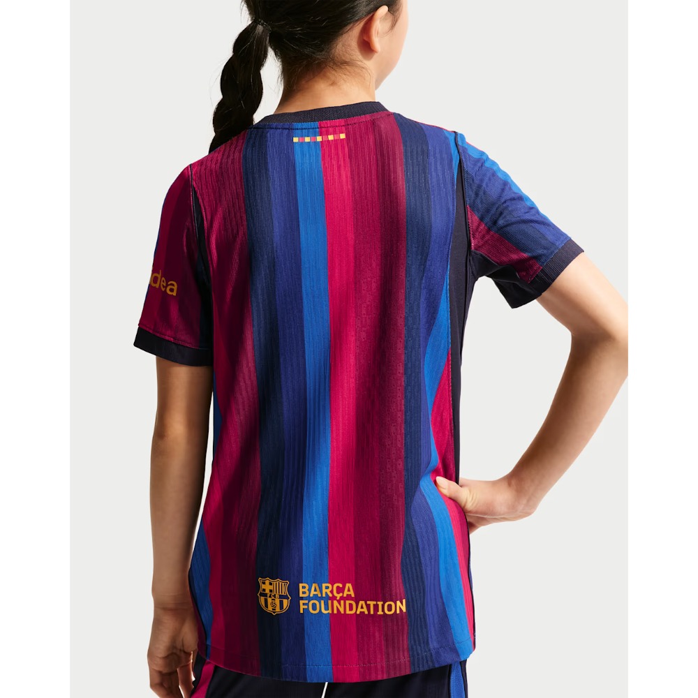 1ª Equipación Niños Barcelona 2027 4 Primera equipación para niños del FC Barcelona 2027. Camiseta oficial de fútbol blaugrana para los más jóvenes aficionados.