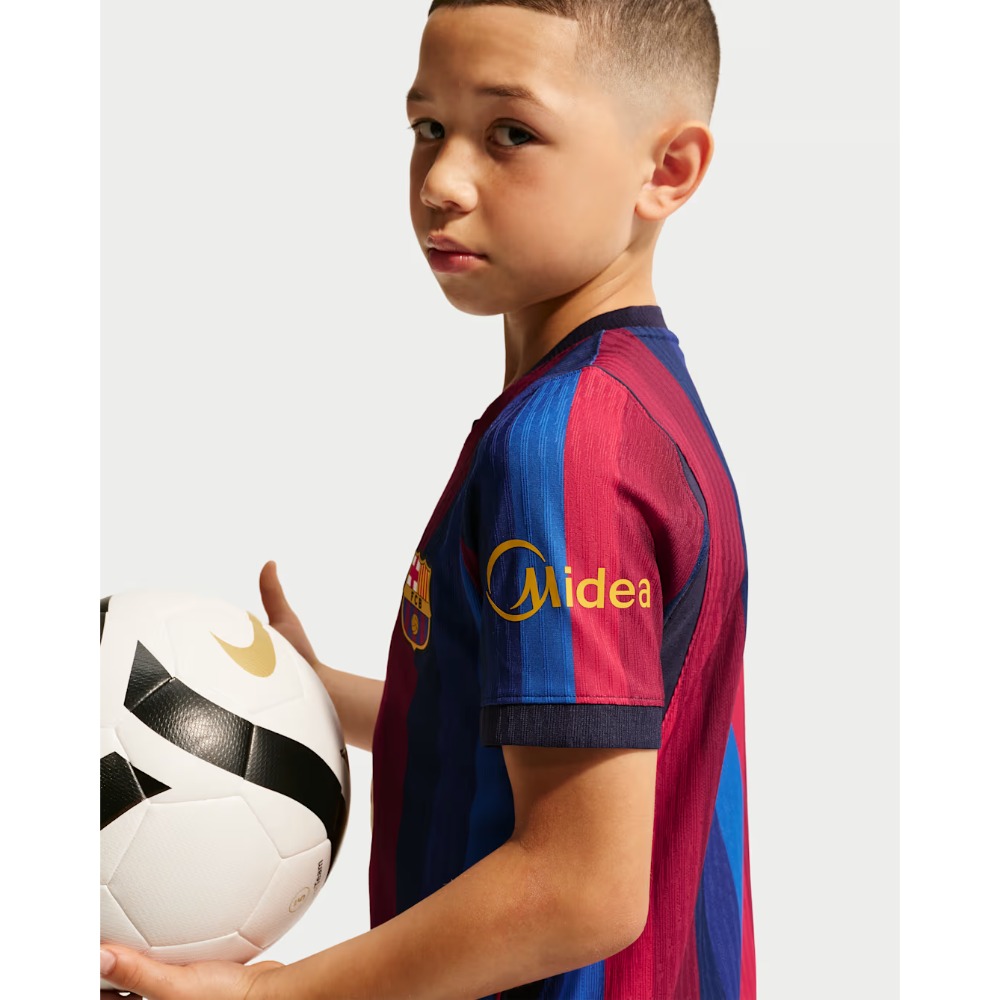 1ª Equipación Niños Barcelona 2027 5 Primera equipación para niños del FC Barcelona 2027. Camiseta oficial de fútbol blaugrana para los más jóvenes aficionados.
