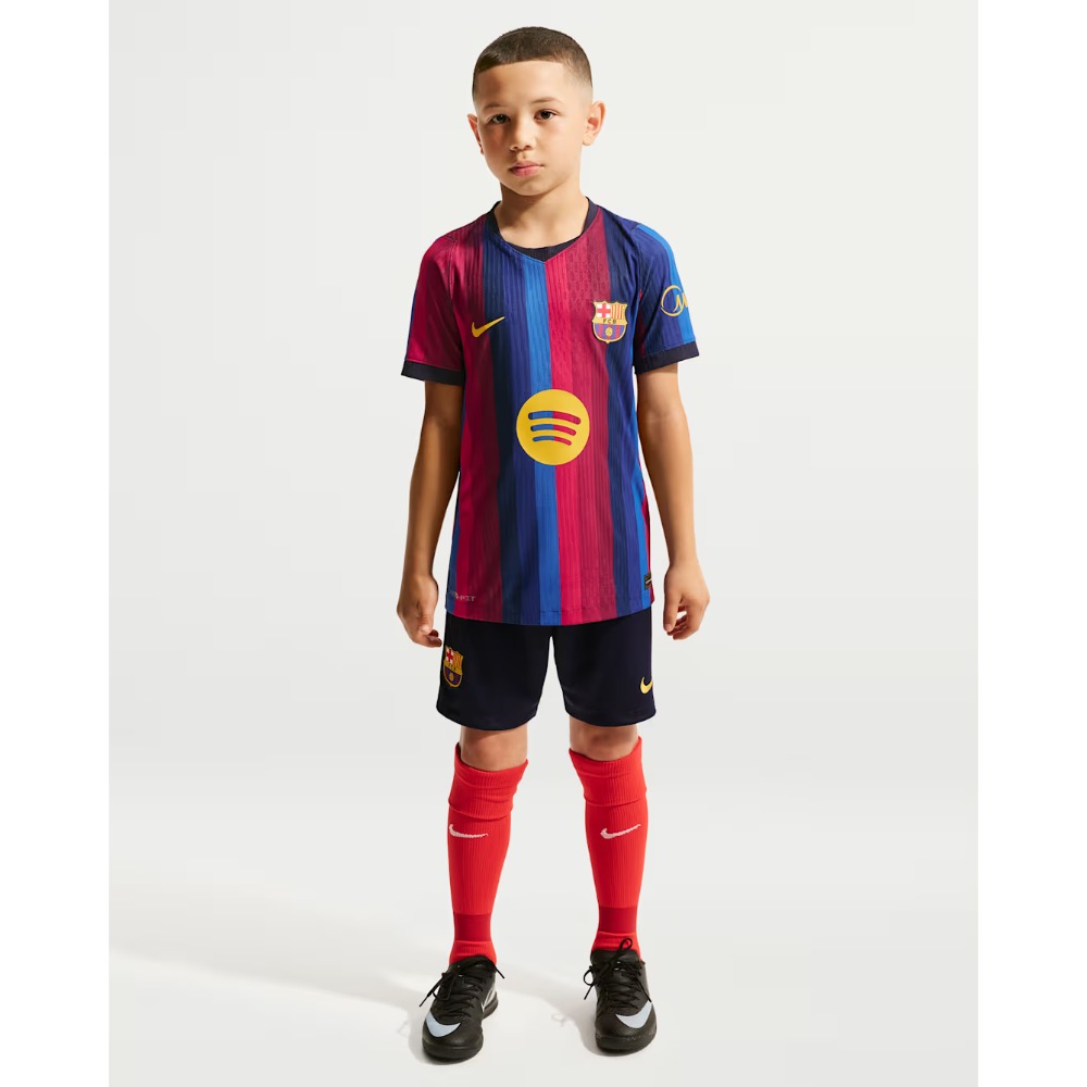 1ª Equipación Niños Barcelona 2027 6 Primera equipación para niños del FC Barcelona 2027. Camiseta oficial de fútbol blaugrana para los más jóvenes aficionados.