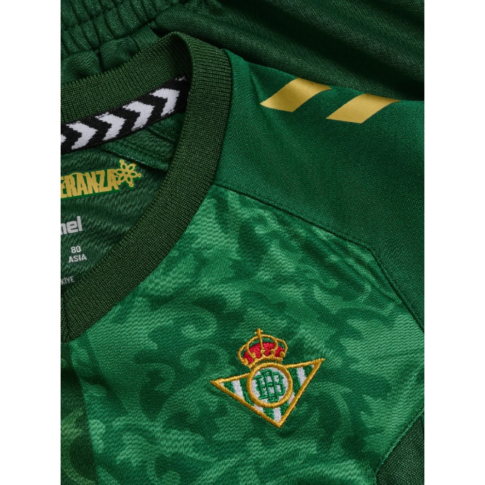 2ª Equipación Betis Niños 2026/27 4 Segunda equipación del Real Betis Balompié para niños de la temporada 2026/27. Camiseta y pantalón de visitante.