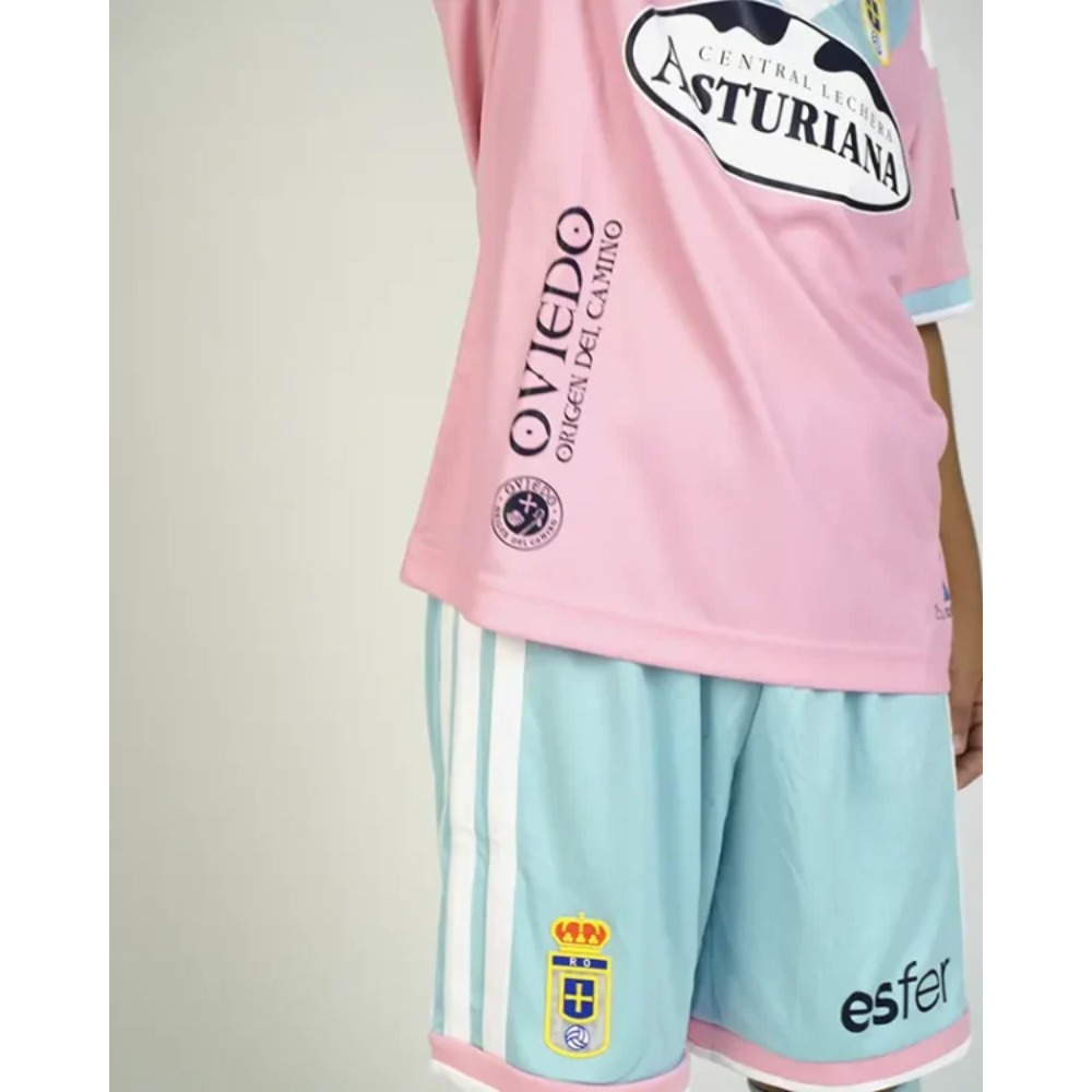 2ª Equipación R. Oviedo Niños 2026/27 3 Segunda equipación del Real Oviedo para niños de la temporada 2026/27. Camiseta de fútbol oficial para los más pequeños.