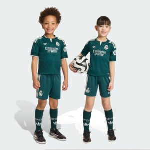 Camisetas del Real Madrid Baratas 4 Imagen de la camiseta de la segunda equipación del Real Madrid para niños de la temporada 2026/2027. Kit de visitante infantil.