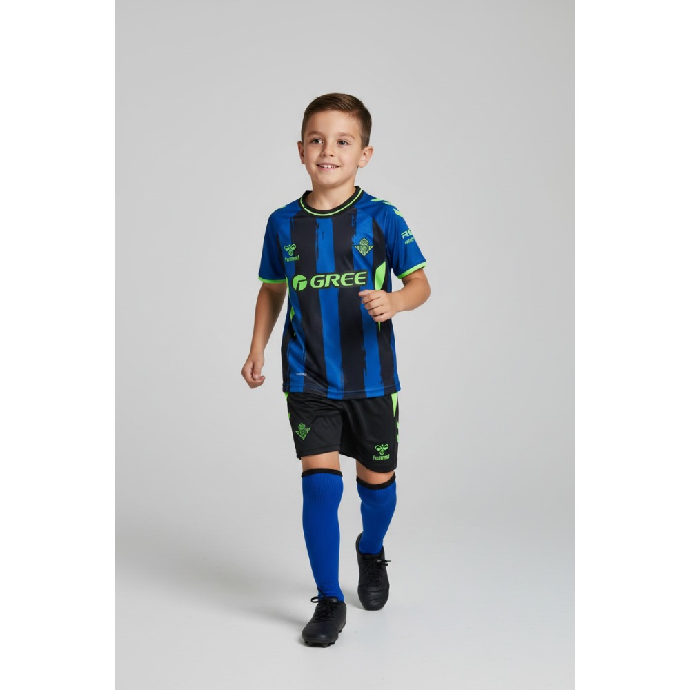 3ª Equipación Betis Niños 2026/27 2 Imagen de la tercera equipación oficial del Real Betis Balompié para niños, temporada 2026/2027, con camiseta y pantalón.