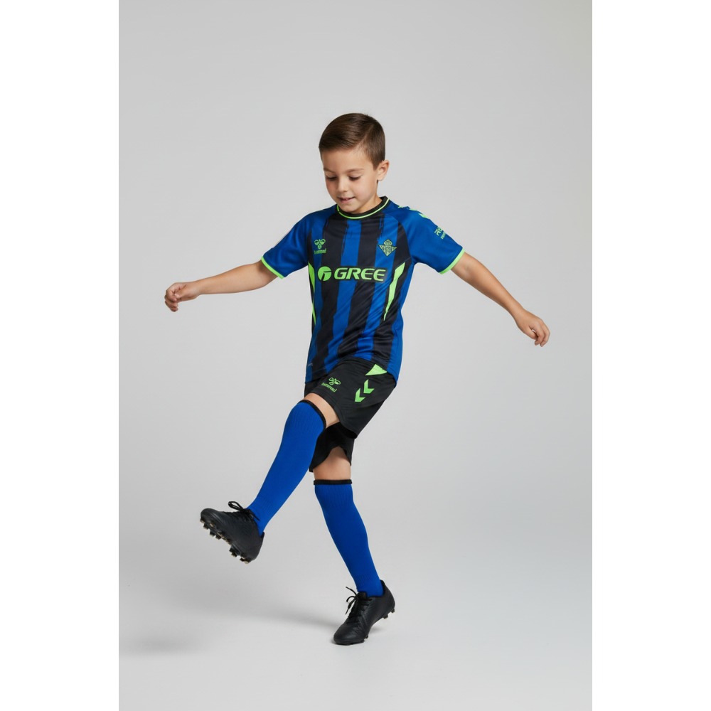 3ª Equipación Betis Niños 2026/27 4 Imagen de la tercera equipación oficial del Real Betis Balompié para niños, temporada 2026/2027, con camiseta y pantalón.