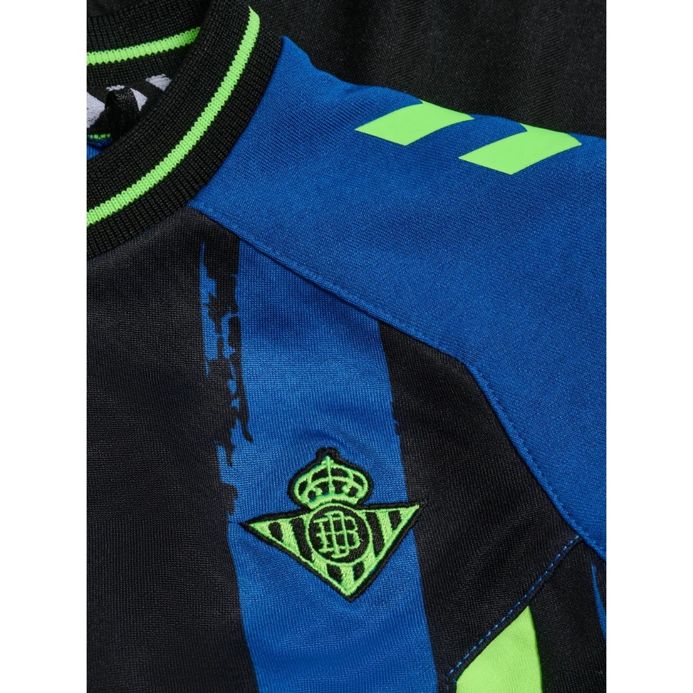 3ª Equipación Betis Niños 2026/27 5 Imagen de la tercera equipación oficial del Real Betis Balompié para niños, temporada 2026/2027, con camiseta y pantalón.