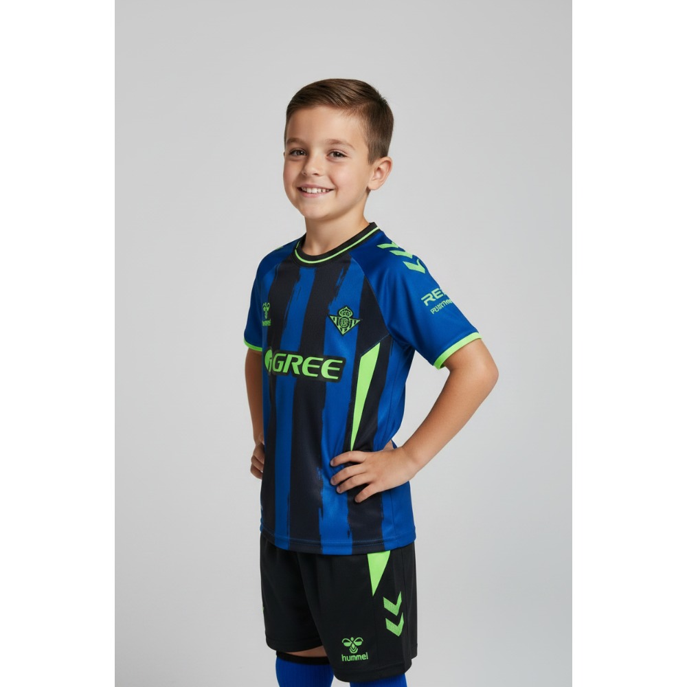3ª Equipación Betis Niños 2026/27 1 Imagen de la tercera equipación oficial del Real Betis Balompié para niños, temporada 2026/2027, con camiseta y pantalón.