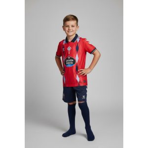 Camisetas del Celta de Vigo 4 Tercera equipación del Celta de Vigo para niños, temporada 2026/2027. Vista frontal de la camiseta de fútbol oficial.