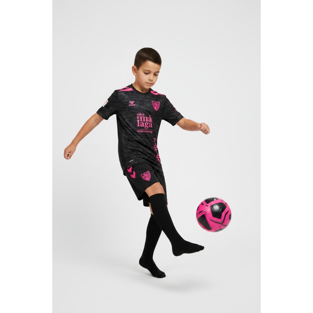 3ª Equipación Malaga Niños 2026/27 2 Tercera equipación del Málaga CF para niños, temporada 2026/27. Conjunto oficial de camiseta y pantalón para los más pequeños.