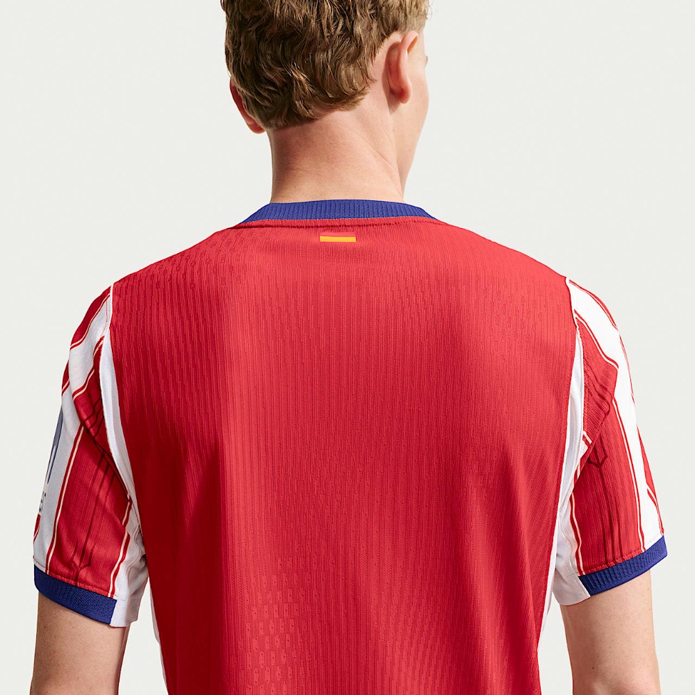 Camiseta Atlético de Madrid Versión Jugador 26/27 2 Camiseta de la primera equipación del Atlético de Madrid para la temporada 26/27. Modelo oficial Versión Jugador para adulto.