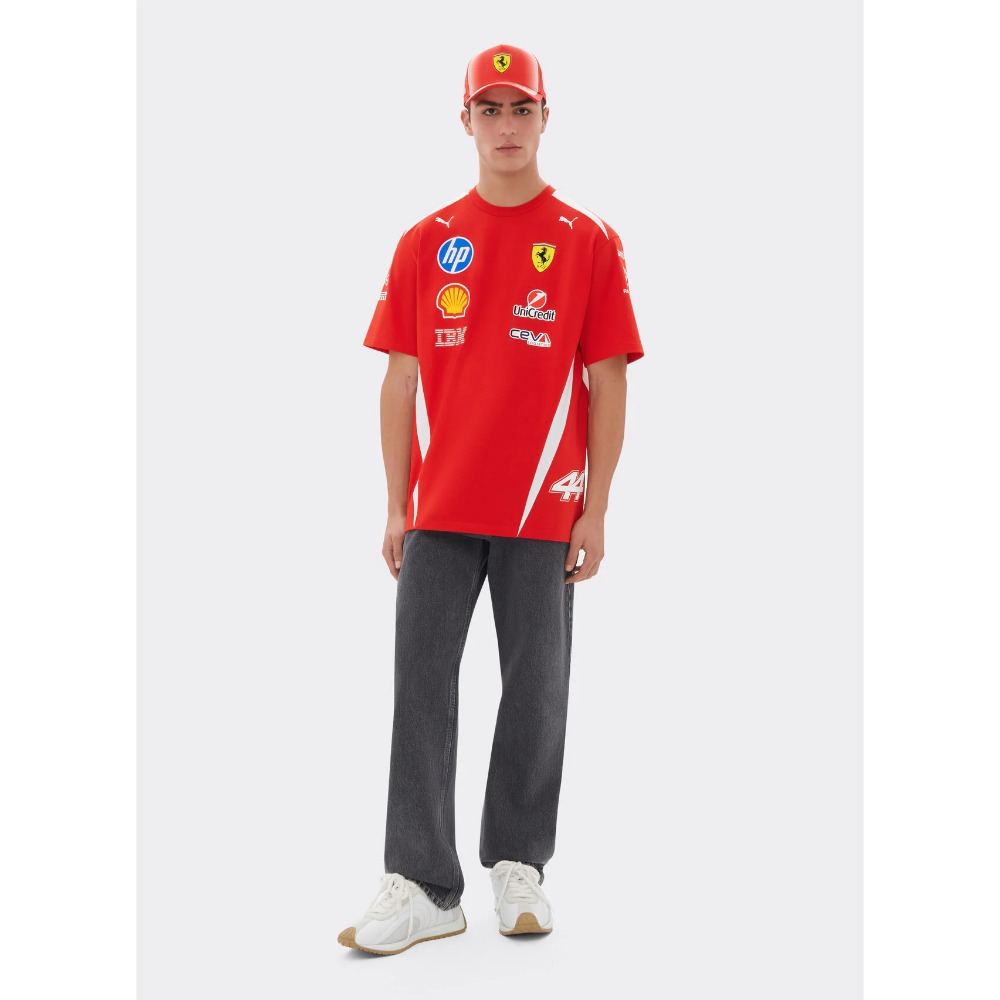 Camiseta F1 Hamilton Ferrari 2026 3 Camiseta F1 de Lewis Hamilton con Ferrari para la temporada 2026. Vista frontal de la primera equipación roja de adulto.