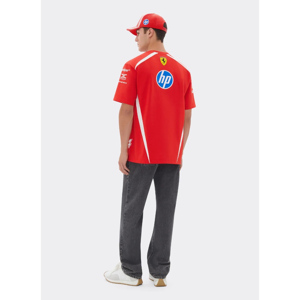 Camiseta F1 Hamilton Ferrari 2026 4 Camiseta F1 de Lewis Hamilton con Ferrari para la temporada 2026. Vista frontal de la primera equipación roja de adulto.