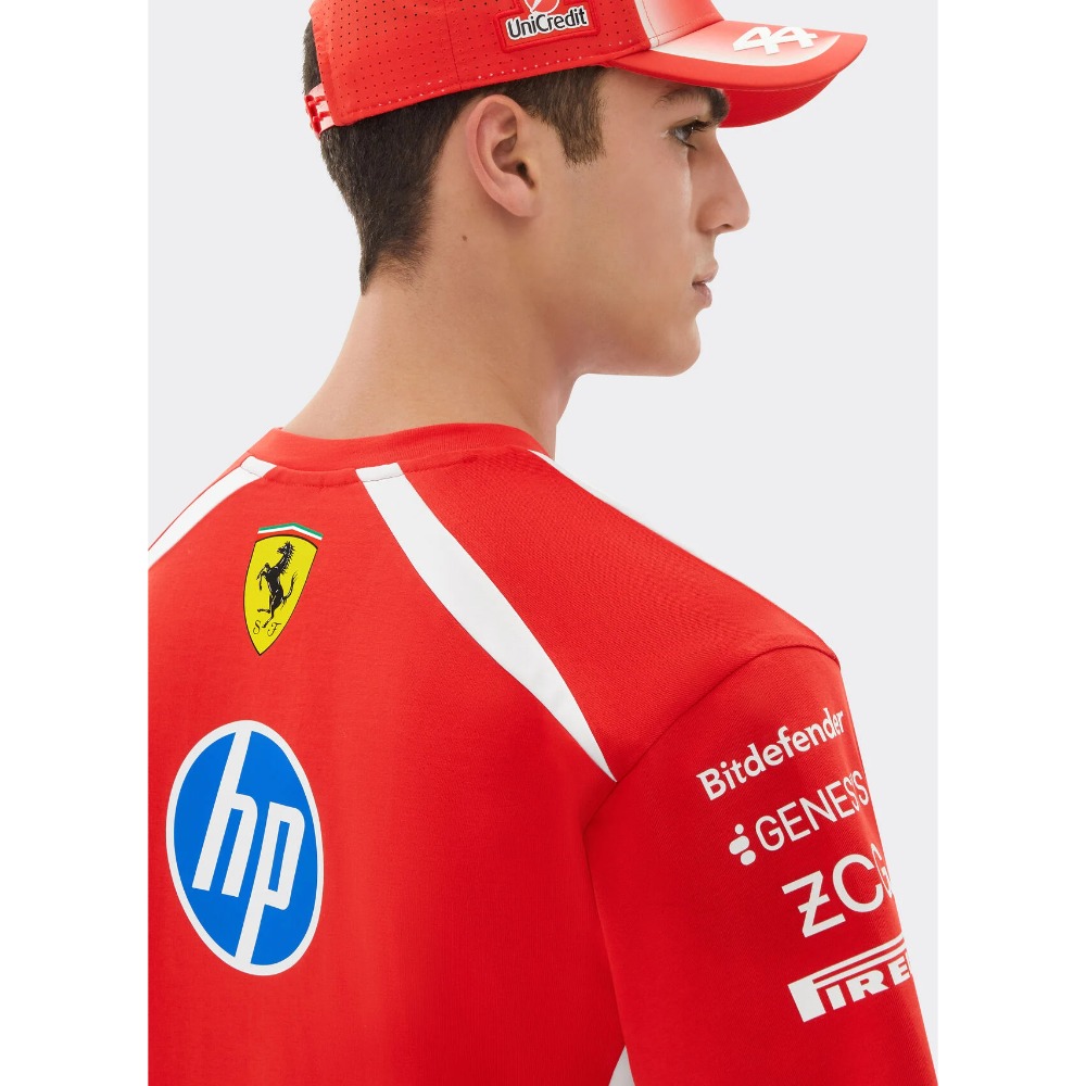 Camiseta F1 Hamilton Ferrari 2026 5 Camiseta F1 de Lewis Hamilton con Ferrari para la temporada 2026. Vista frontal de la primera equipación roja de adulto.