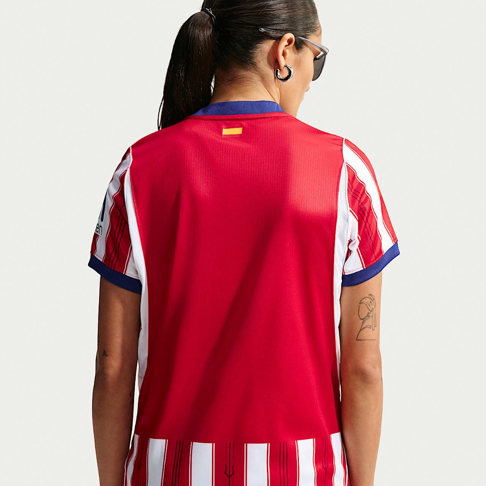 Camiseta Mujer Atlético de Madrid 26/27 2 Camiseta de mujer del Atlético de Madrid para la temporada 26/27. Primera equipación oficial rojiblanca.