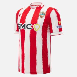Vista frontal de la camiseta de la primera equipación de la UD Almería para la temporada 2026/27 con sus franjas rojiblancas.