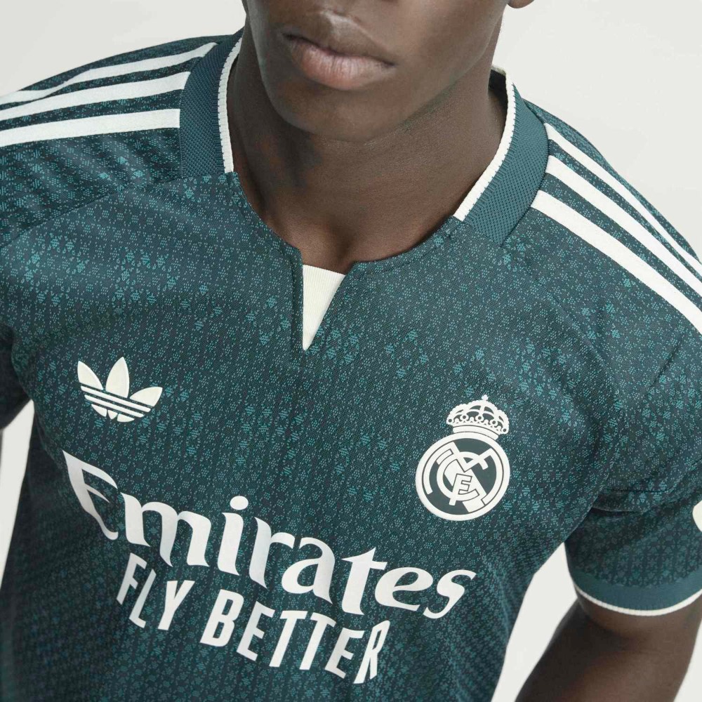 Camiseta Visitante R. Madrid Versión Jugador 26/27 3 Camiseta de fútbol visitante del Real Madrid para la temporada 26/27, versión jugador para adulto.