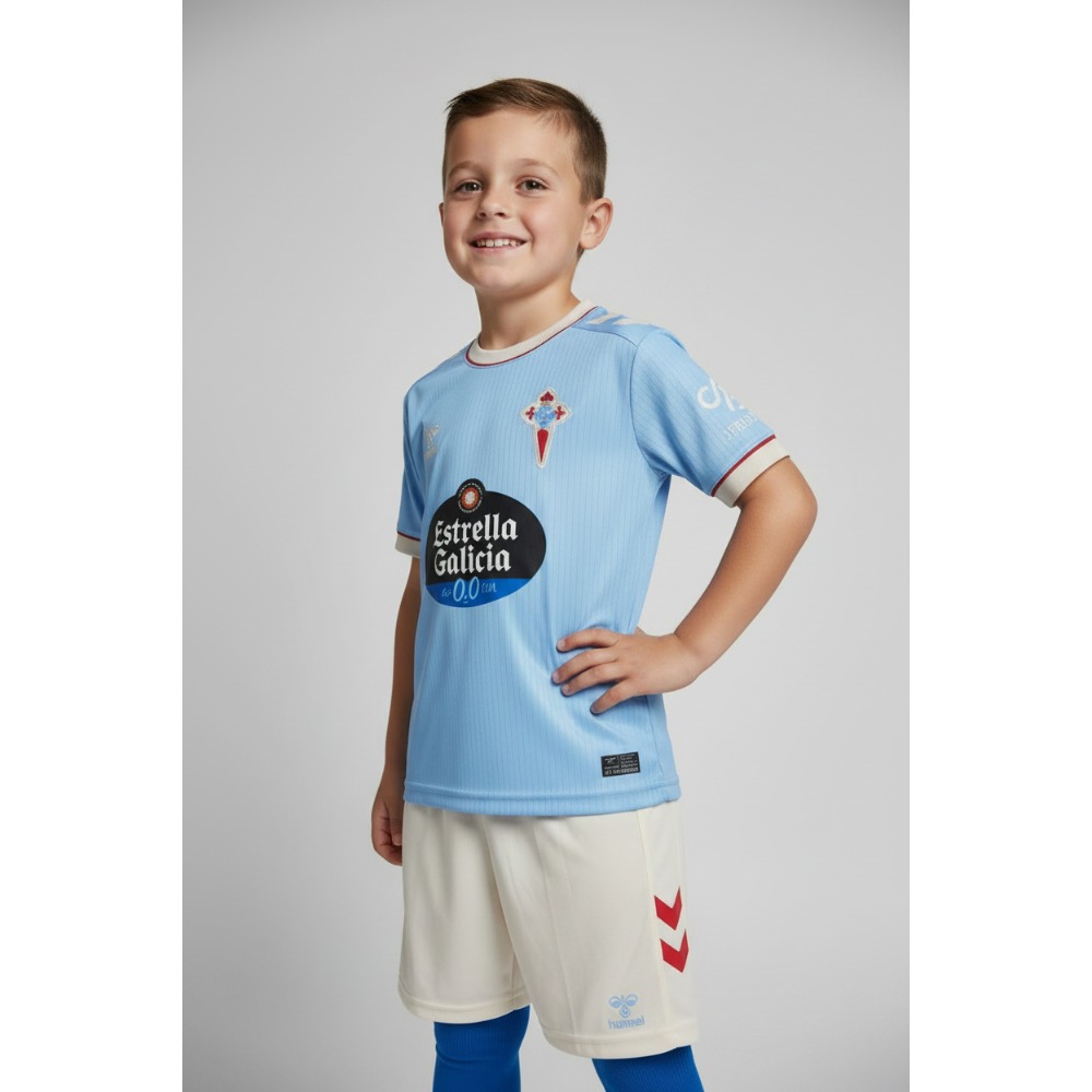Equipación Celta de Vigo Niños 26/27 1 Primera equipación de fútbol del Celta de Vigo para niños, temporada 2026/2027. Camiseta y pantalón celestes oficiales.