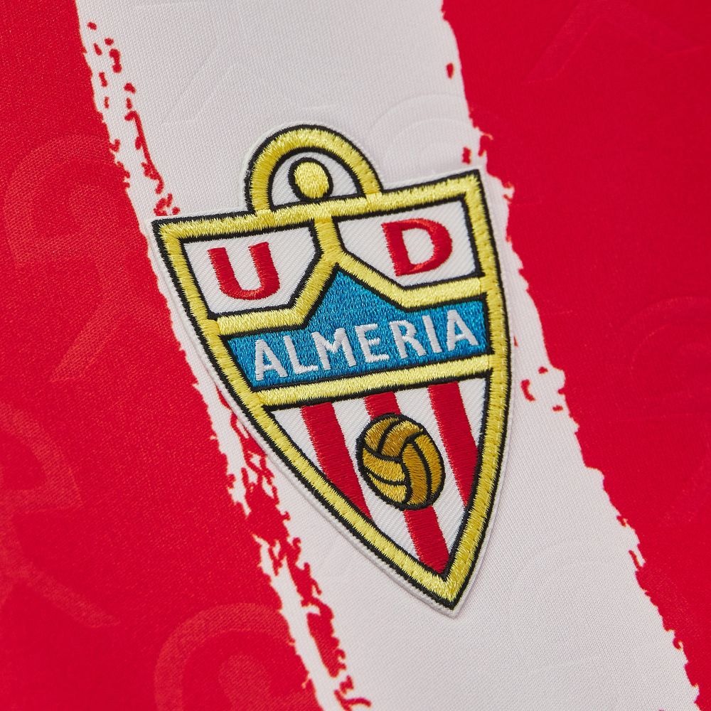Equipación UD Almería Niño 2026/27 6 Primera equipación oficial de la UD Almería para niño de la temporada 2026/27. Camiseta y pantalón rojiblancos.