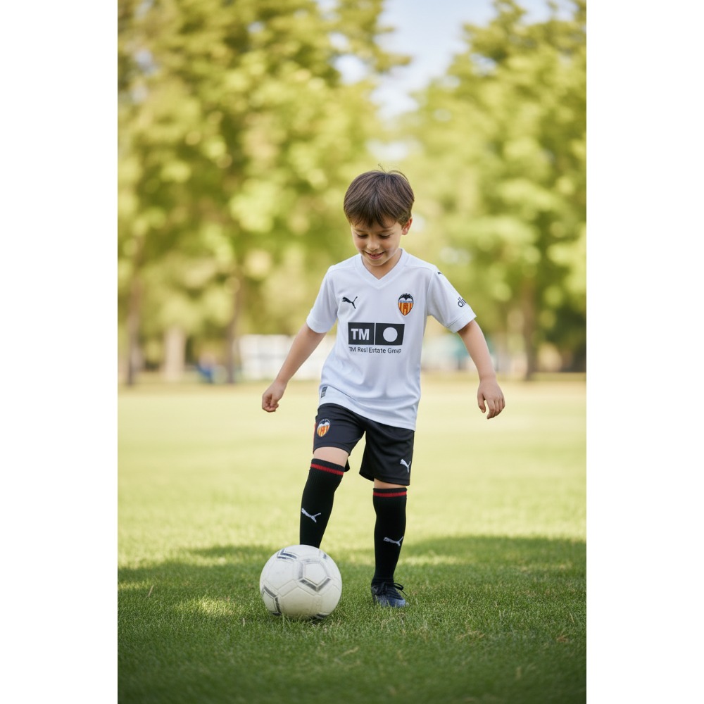 Equipación Valencia Niños 26/27 3 Primera equipación oficial del Valencia CF para niños temporada 26/27. Conjunto de camiseta y pantalón para los más pequeños.