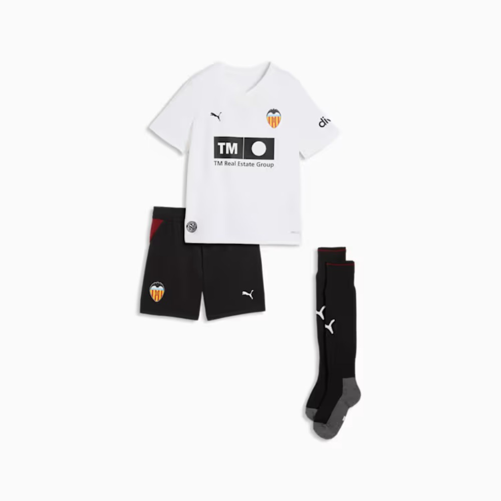 Equipación Valencia Niños 26/27 4 Primera equipación oficial del Valencia CF para niños temporada 26/27. Conjunto de camiseta y pantalón para los más pequeños.