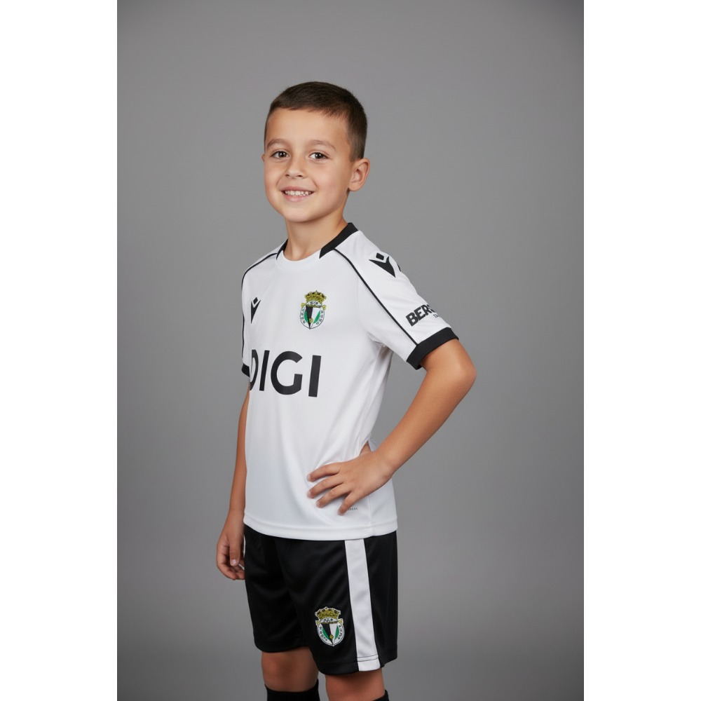 1ª Equipación Burgos Niños 26/27 3 Primera equipación oficial del Burgos CF para niño de la temporada 26/27. Conjunto de camiseta y pantalón blanquinegros.