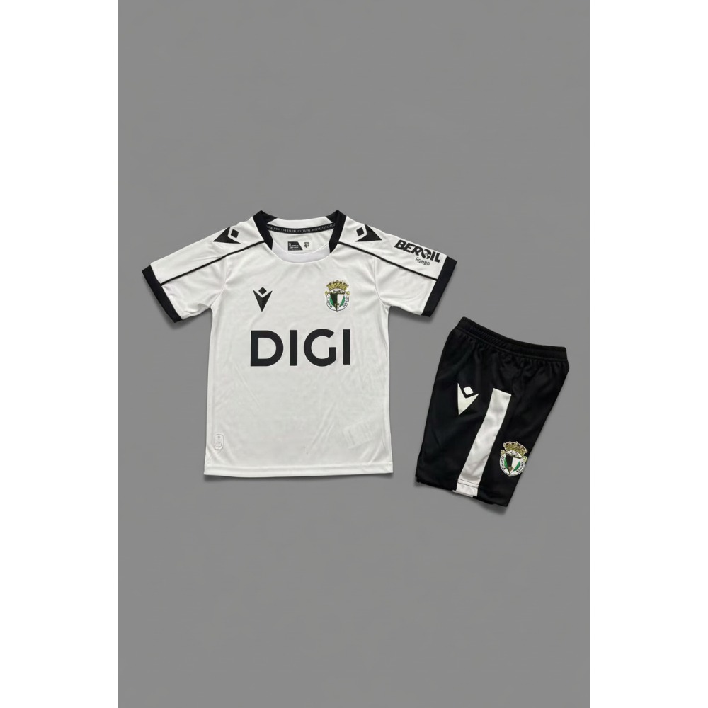 1ª Equipación Burgos Niños 26/27 5 Primera equipación oficial del Burgos CF para niño de la temporada 26/27. Conjunto de camiseta y pantalón blanquinegros.