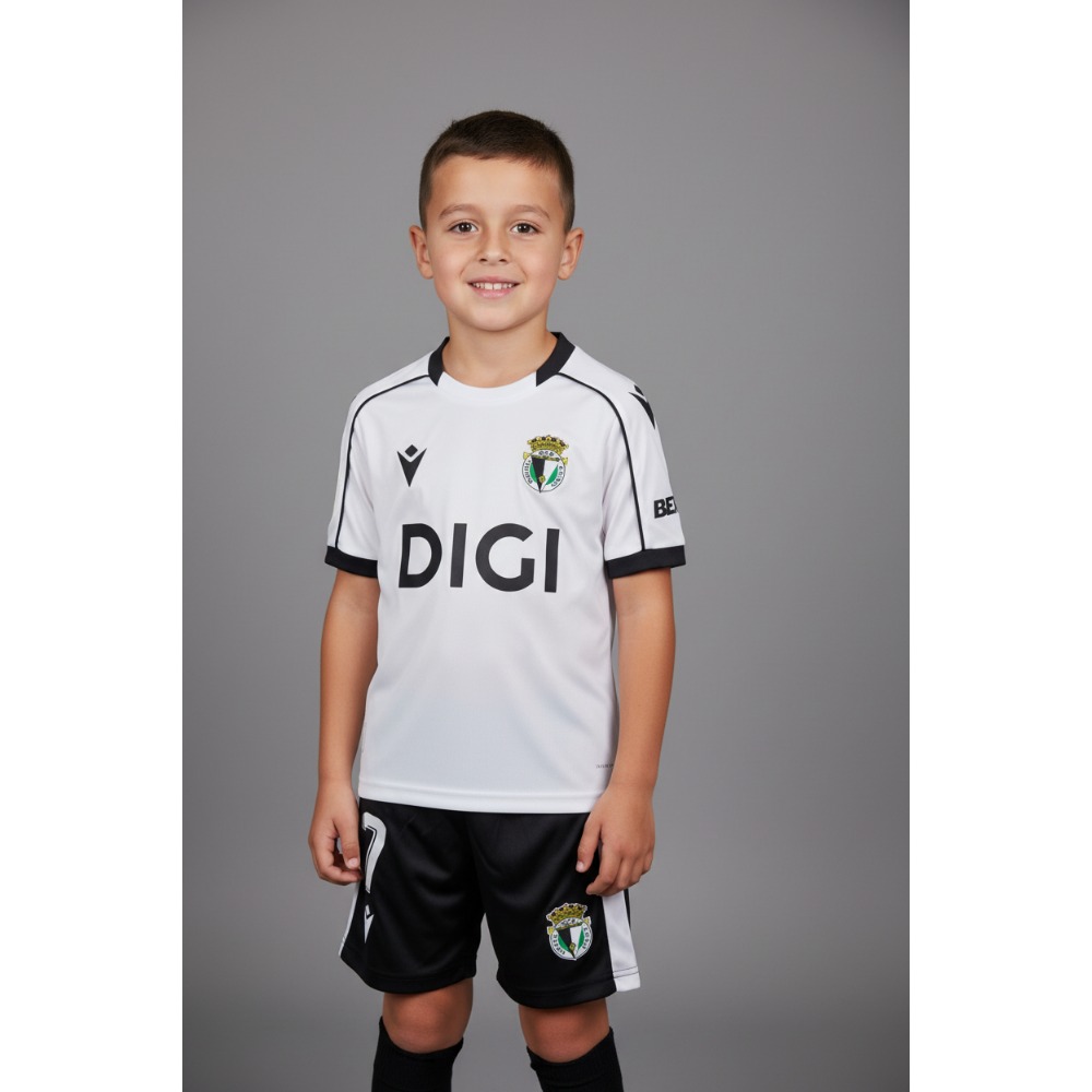 1ª Equipación Burgos Niños 26/27 1 Primera equipación oficial del Burgos CF para niño de la temporada 26/27. Conjunto de camiseta y pantalón blanquinegros.