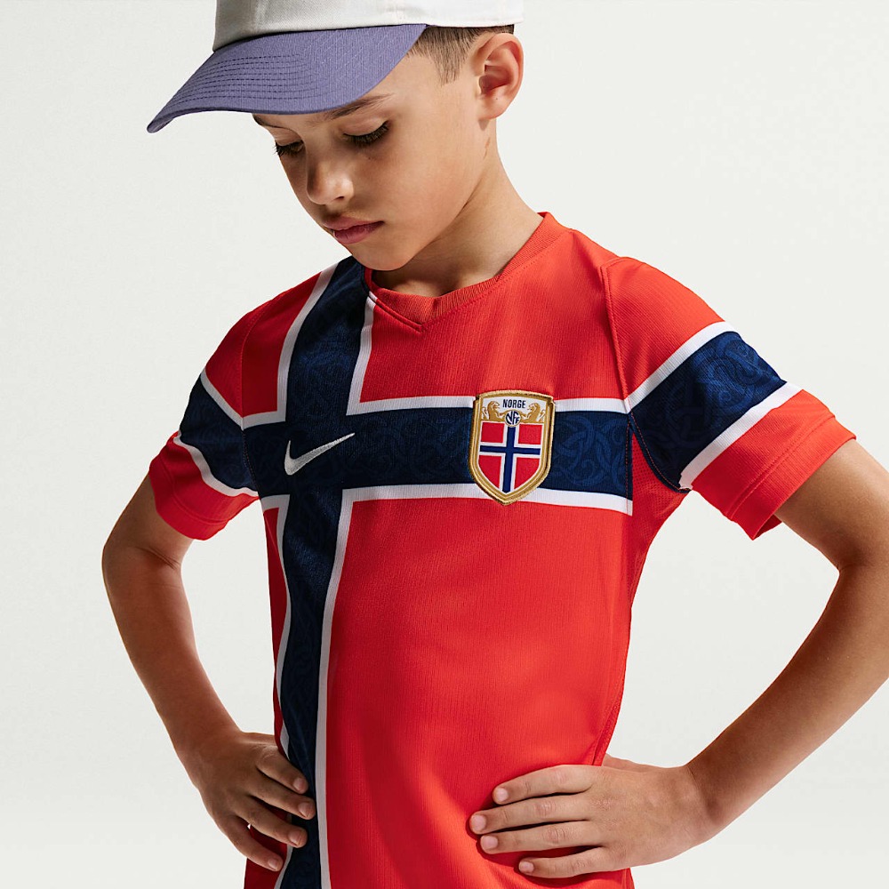 1ª Equipación Noruega Niños 2026 3 Primera equipación de fútbol de Noruega para niños 2026. Conjunto de camiseta y pantalón oficial para los más pequeños aficionados.
