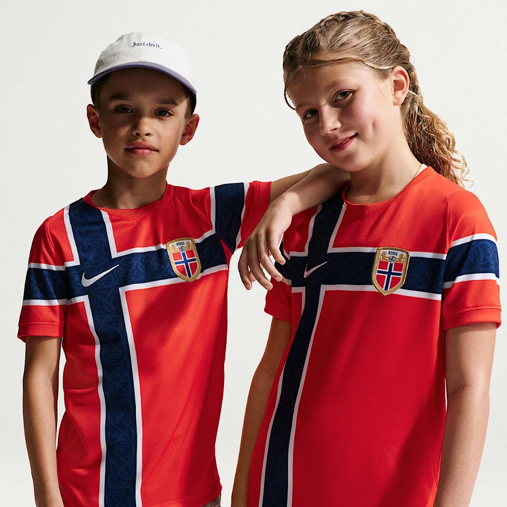 1ª Equipación Noruega Niños 2026 1 Primera equipación de fútbol de Noruega para niños 2026. Conjunto de camiseta y pantalón oficial para los más pequeños aficionados.