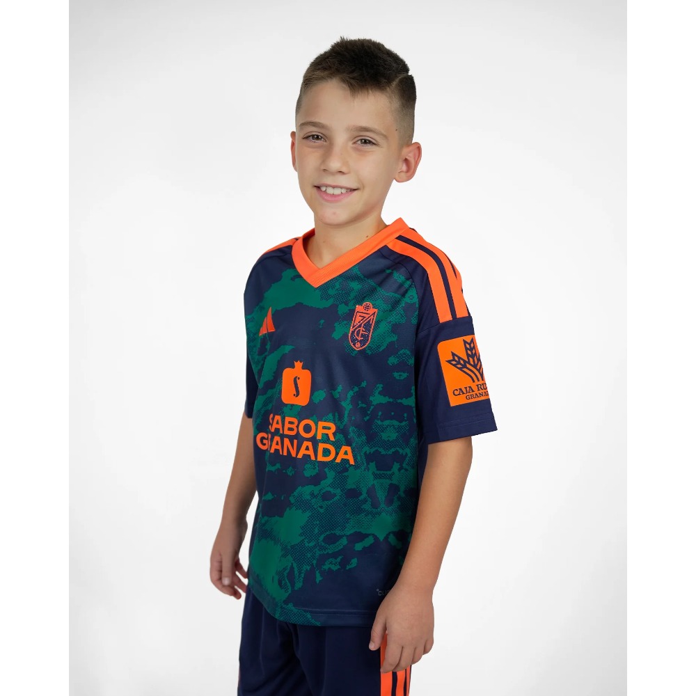 2ª Equipación Granada Niños 2026-27 2 Segunda equipación de fútbol del Granada CF para niños, temporada 2026-27. Conjunto completo con camiseta y pantalón.