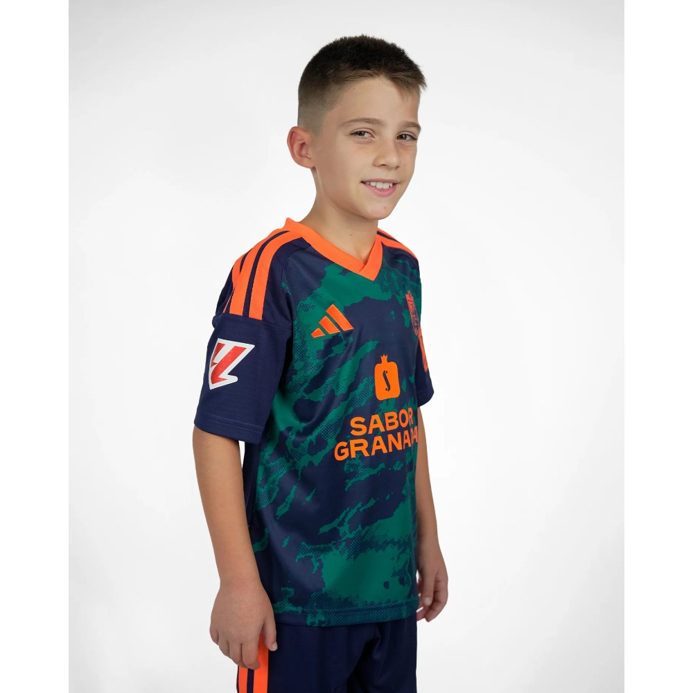 2ª Equipación Granada Niños 2026-27 3 Segunda equipación de fútbol del Granada CF para niños, temporada 2026-27. Conjunto completo con camiseta y pantalón.