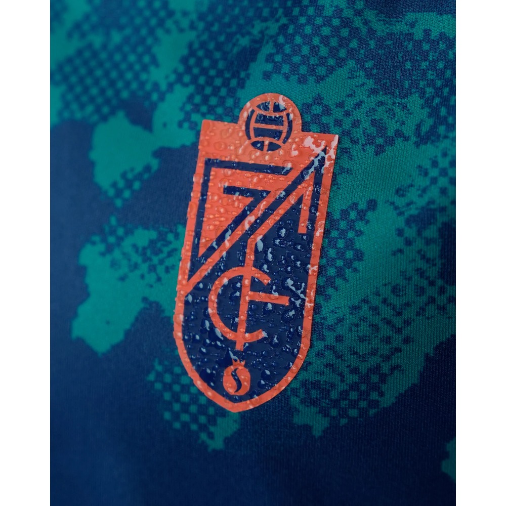 2ª Equipación Granada Niños 2026-27 5 Segunda equipación de fútbol del Granada CF para niños, temporada 2026-27. Conjunto completo con camiseta y pantalón.