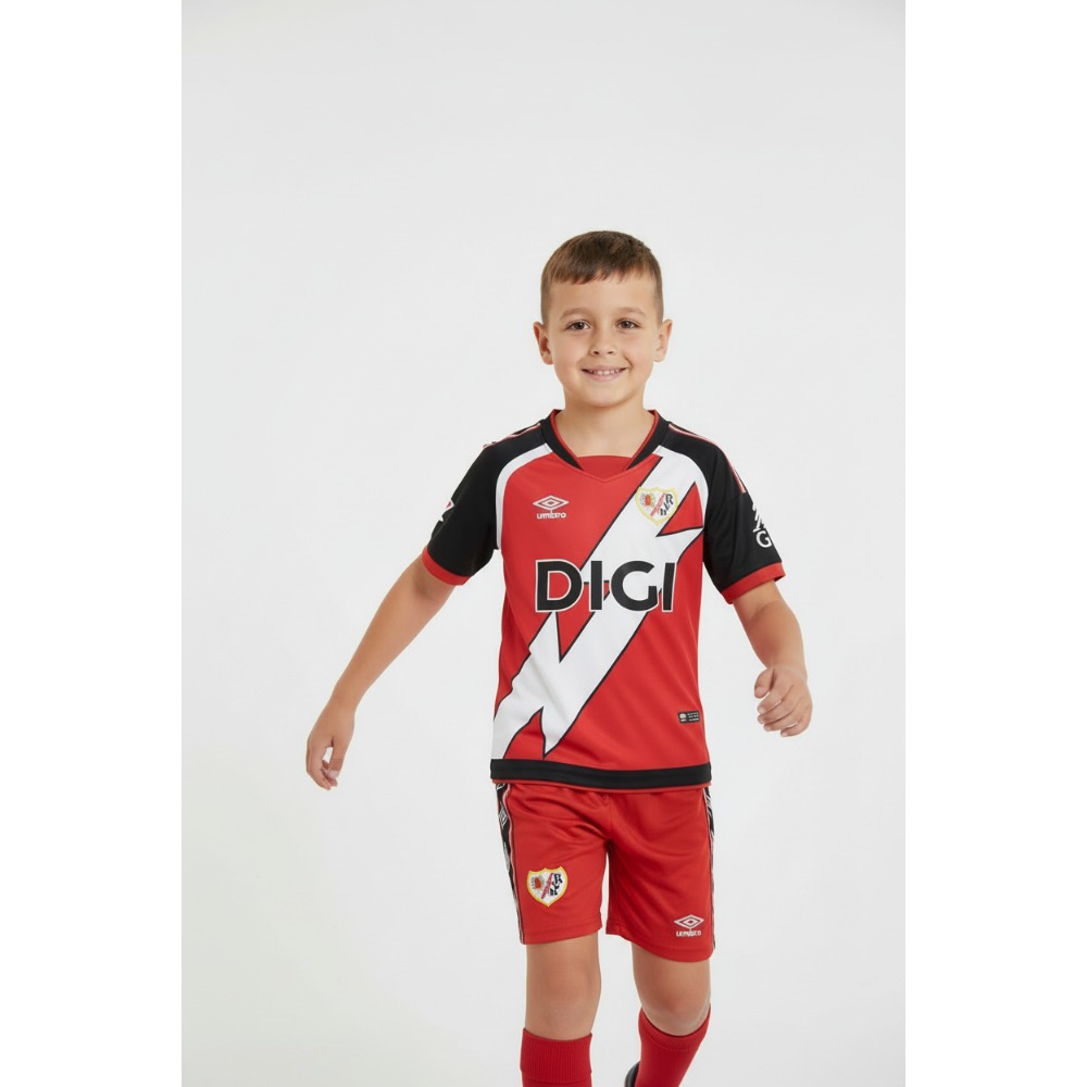 2ª Equipación Rayo Vallecano Niños 26-27 3 Imagen de la segunda equipación de fútbol del Rayo Vallecano para niño, temporada 2026-2027. Kit completo visitante infantil.